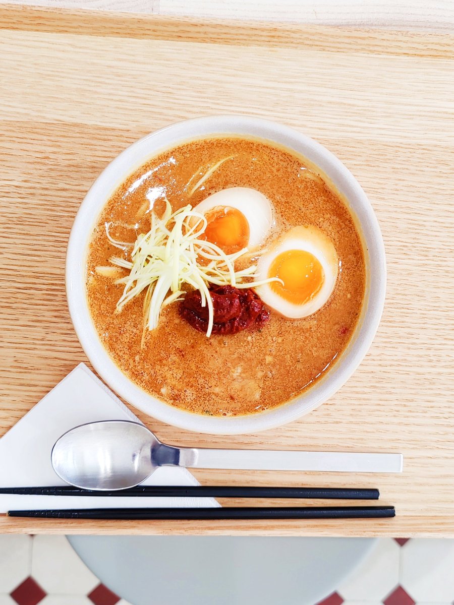 owan_fi's tweet photo. 弊社ワーキングホリデー採用枠第①号のR君が本日試作してくれた辛味噌ラーメン。えげつない旨さだった🍽 https://t.co/ApZsmUM908