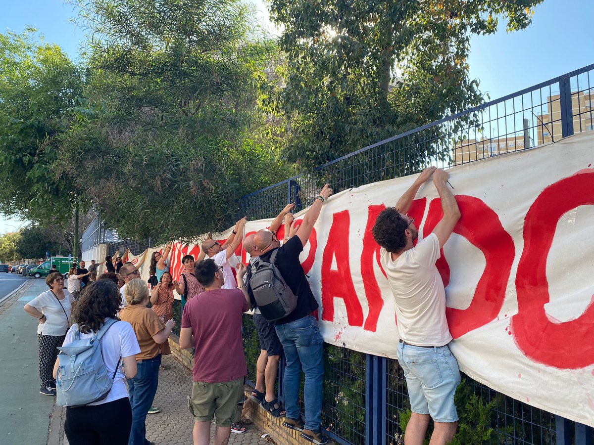 comedornjamas's tweet photo. 😡Hoy más de 200 personas nos hemos movilizado en la puerta del CEIP Valdés Leal para exigir la reanudación inmediata de las obras del comedor y una solución definitiva para lxs niñxs de nuestro cole que desde hace 13 años comen en unos barracones de chapa
#ElComedordeNuncaJamás https://t.co/1edQnPI42S