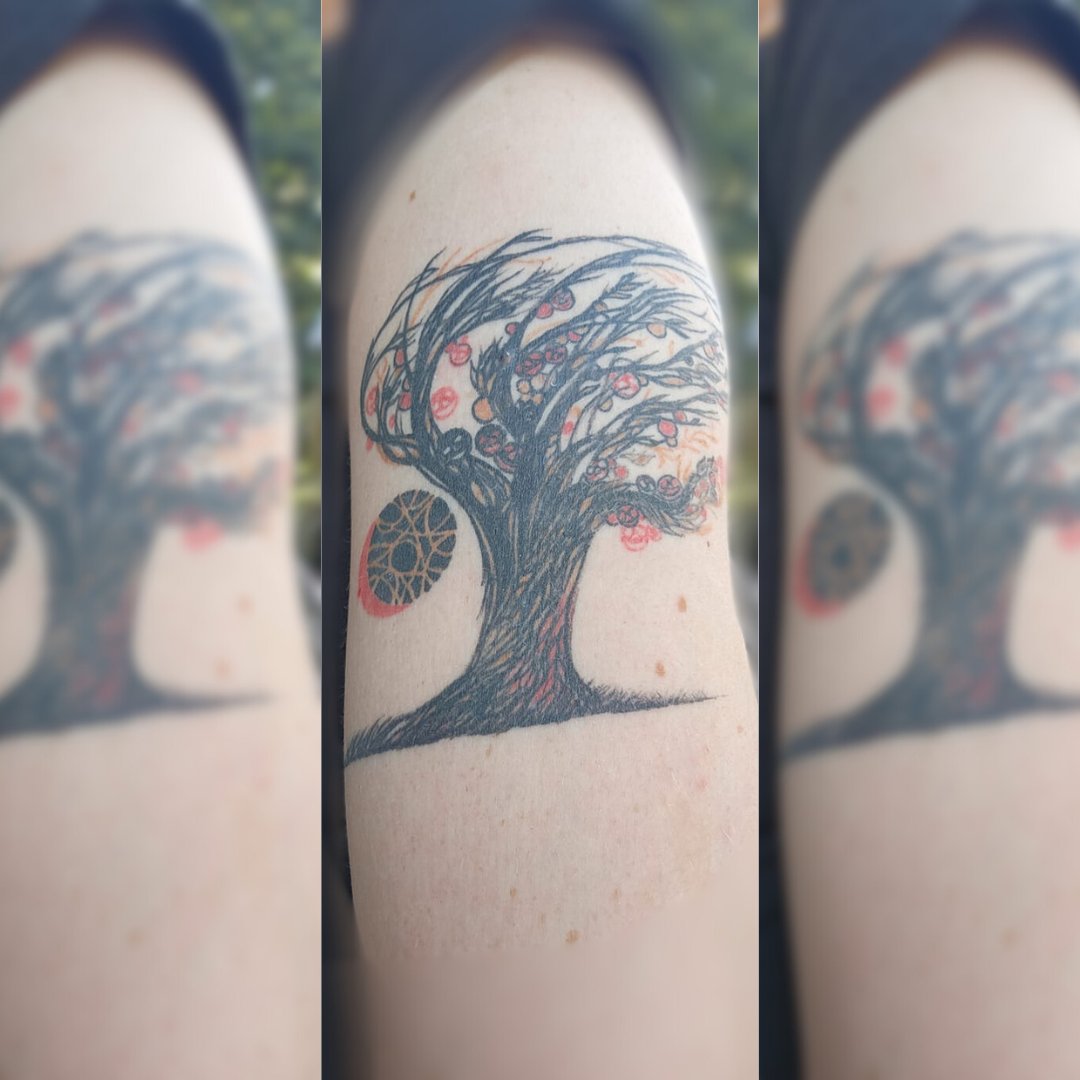 It's time to spotlight some more amazing Bradbury-inspired tattoos. Today's tattoo comes from Jessica Dorsey and features the iconic Halloween Tree drawn by the late American artist and illustrator, Joseph Mugnaini. Isn't it beautiful? #RayBradbury #Tattoos #TheHalloweenTree