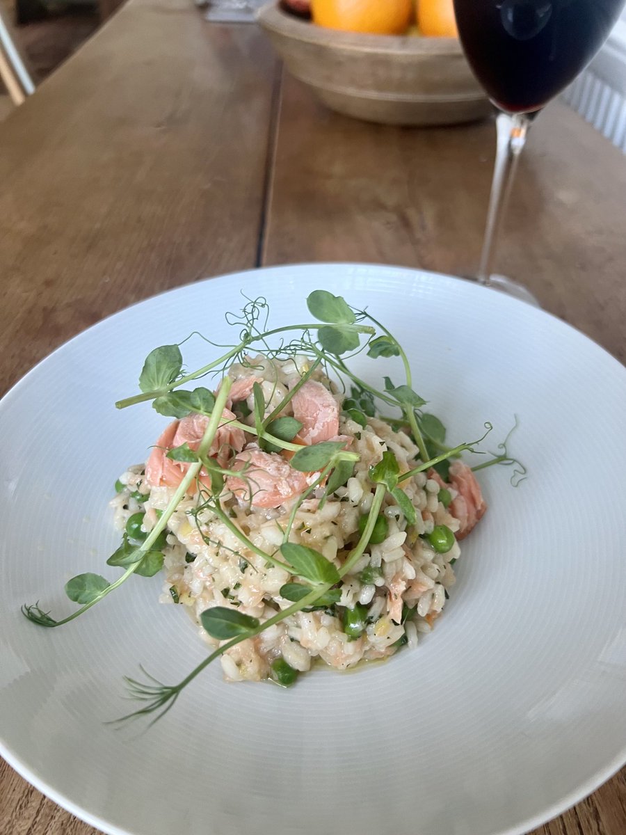 MarrisRobert's tweet photo. Risotto with hot smoked salmon,  peas, mint, lemon zest and pea shoots #lamiacucina #salmon #peas #mint #lemon #redwine #homecook #homecooking https://t.co/zACI7NHYQo