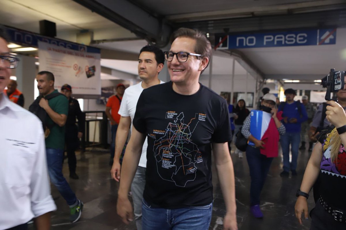 Chertorivski's tweet photo. Arrancamos el #MetroTour en la estación Tasqueña de la Línea 2, nos acompañan Héctor Olvera, @magalitit Alvarado, Rizel Piccini y Diego Mercado. Chilangas y chilangos, recuerden que este domingo decidirán el futuro para esta Ciudad. ¡Voten por las y los mejores, voten naranja! https://t.co/FHWujP4yKv