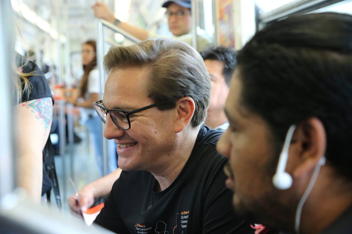 Chertorivski's tweet photo. Arrancamos el #MetroTour en la estación Tasqueña de la Línea 2, nos acompañan Héctor Olvera, @magalitit Alvarado, Rizel Piccini y Diego Mercado. Chilangas y chilangos, recuerden que este domingo decidirán el futuro para esta Ciudad. ¡Voten por las y los mejores, voten naranja! https://t.co/FHWujP4yKv