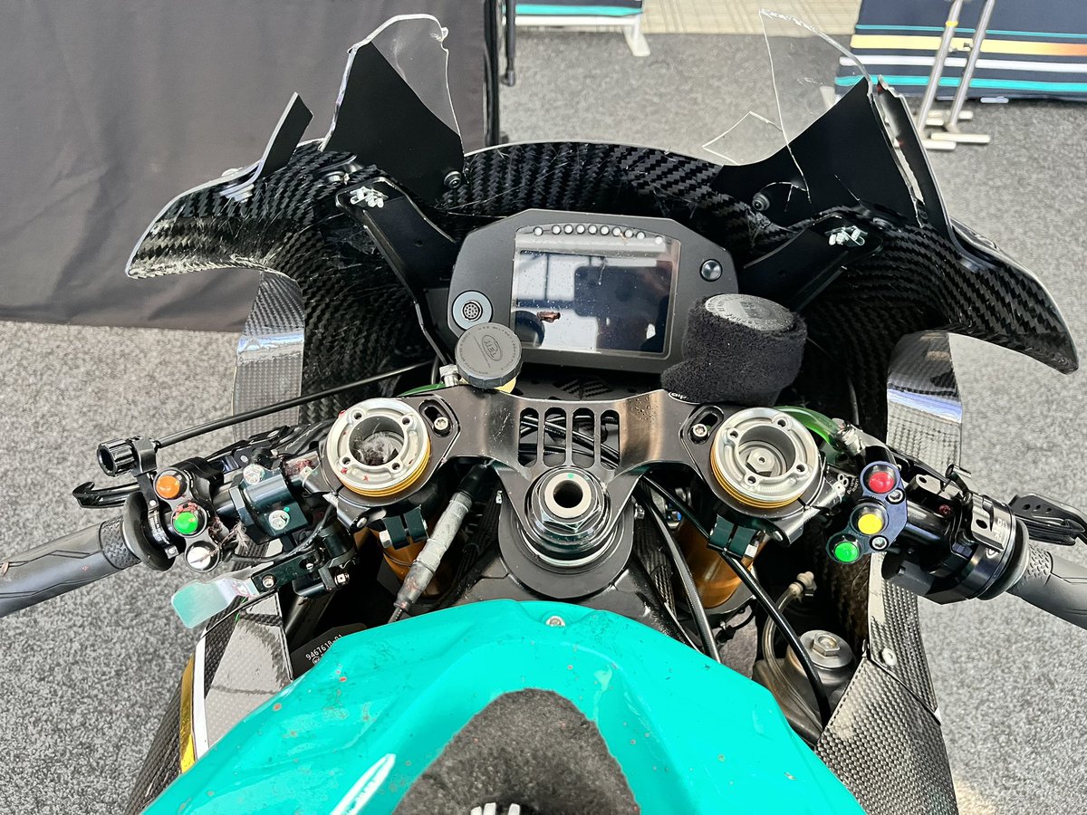 🎯 @JoshBrookes 1️⃣ / bird 0️⃣ A bird strike at Bray Hill saw Josh complete a whole lap without a screen and he still managed a 123.856! 🙈 #fhoracing #bmw #bmwmotorrad #tt2024