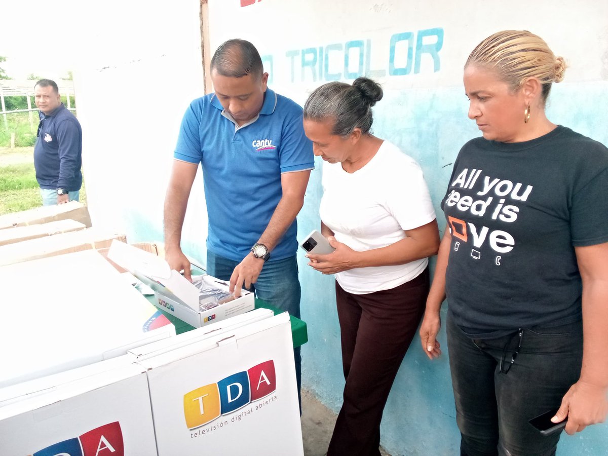 #27May Cantv comercializó equipos para brindar el servicio Televisión Digital Abierta (TDA) a más de 50 familias que hacen vida en el sector Pantanal de la Hidalguía, municipio San Fernando del estado Apure, mediante jornada de atención de la Fuerza Azul en esta comunidad. La