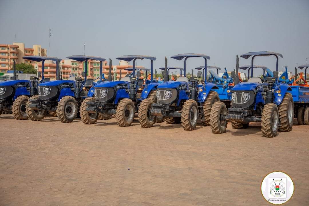 1/4. Le président du Burkina Faso🇧🇫, le capitaine Ibrahim Traoré, a récemment remis 400 tracteurs, 239 motos et 710 motopompes à des investisseurs agricoles dans le but de stimuler la production alimentaire dans le pays.

Coût du projet  : Plus de 78 milliards de francs CFA !