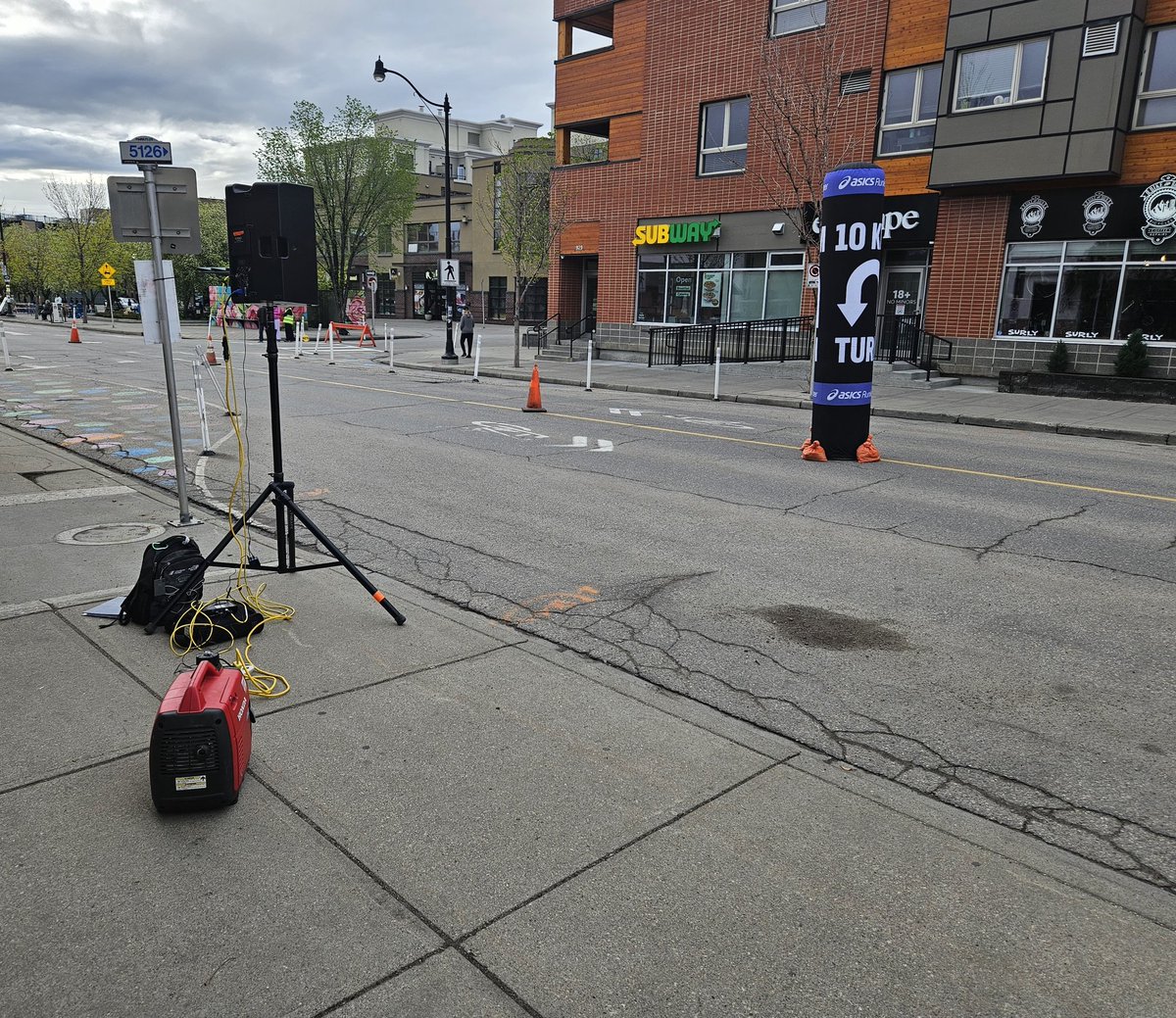 stevefleck's tweet image. Slightly different role for me at yesterday's #runcalgary Calgary #Marathon - was mobile at some key locations on the course to, provide extra vocal help for directions &amp;amp; also up the runner Experience quotient. HUGE Success! High-5'd 10,000 of 13,600 runners! 👏😀