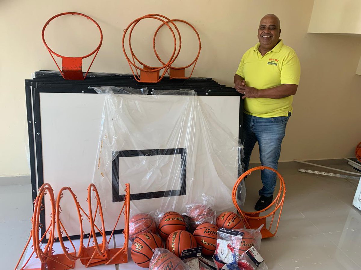 MAMBRUUU's tweet photo. Gracias al ministro de deportes ing. @Frankcamachor y a la gestión del honorable senador @ElTorito48 Director provincial de deportes el periodista @SamuelMeloRod recibió 20 tableros con sus aros y pelotas para el remozamiento de varias canchas en la provincia de Monseñor Nouel https://t.co/kzAt5Y5Ray