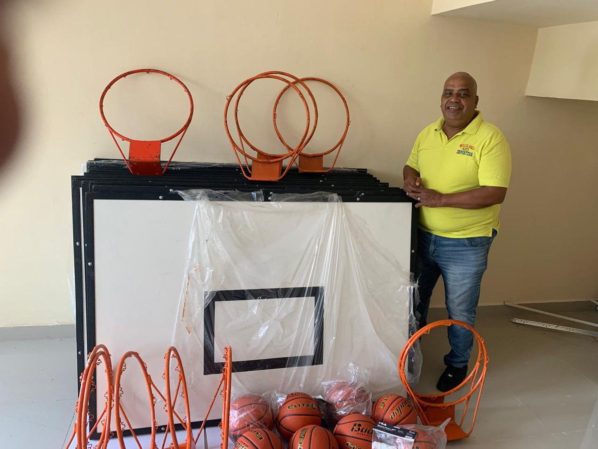 MAMBRUUU's tweet photo. Gracias al ministro de deportes ing. @Frankcamachor y a la gestión del honorable senador @ElTorito48 Director provincial de deportes el periodista @SamuelMeloRod recibió 20 tableros con sus aros y pelotas para el remozamiento de varias canchas en la provincia de Monseñor Nouel https://t.co/kzAt5Y5Ray