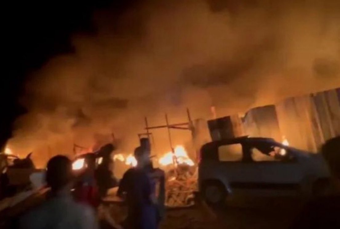مشاهد مروعة بعد الاستهداف الإسرائيلي لمدينة رفح الليلة الماضية.