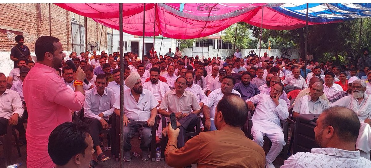 SumeetMagotra's tweet image. कठुआ में चो.लाल सिंह जी के साथ कार्यकर्ताओं सहित महत्वपूर्ण बैठक हुई !
#ChLalSingh
#JaiCongress