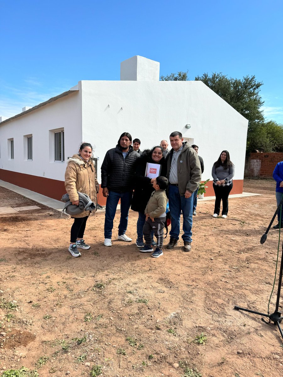 El IPV entregó diez nuevas casas en Luis Burela

La obra fue ejecutada con financiamiento del IPV y mano de obra local. Cada unidad habitacional cuenta con dos dormitorios, cocina – comedor, baño y lavadero externo

✅ salta.gob.ar/prensa/noticia…