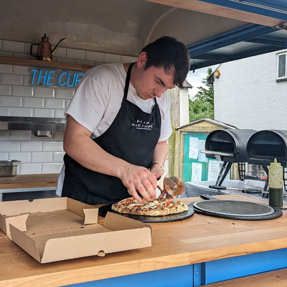 TheWhiteHorsePu's tweet photo. Woweeee what a day that was! 

Our first special daytime Guest Chef event with @thecurlystu and his pizza truck 👌🏻

5-6 day fermented dough. Hand stretched and cooked to order using the finest of Irish and Italian ingredients.

Thanks to everyone who joined us! Let's do another one soon, yeh?