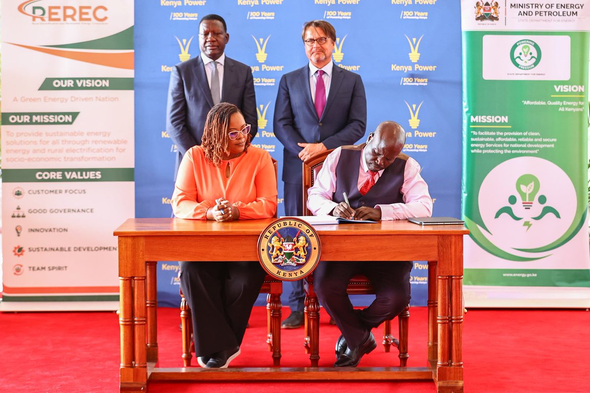 I was honoured to witness earlier today, together with President @WilliamsRuto and CS Davies Chirchir, the signing of the Last Mile Connectivity Programme. This marks a major milestone in #TeamEurope's strong energy partnership with Kenya. @AFD_France @EIB @FranceinKenya