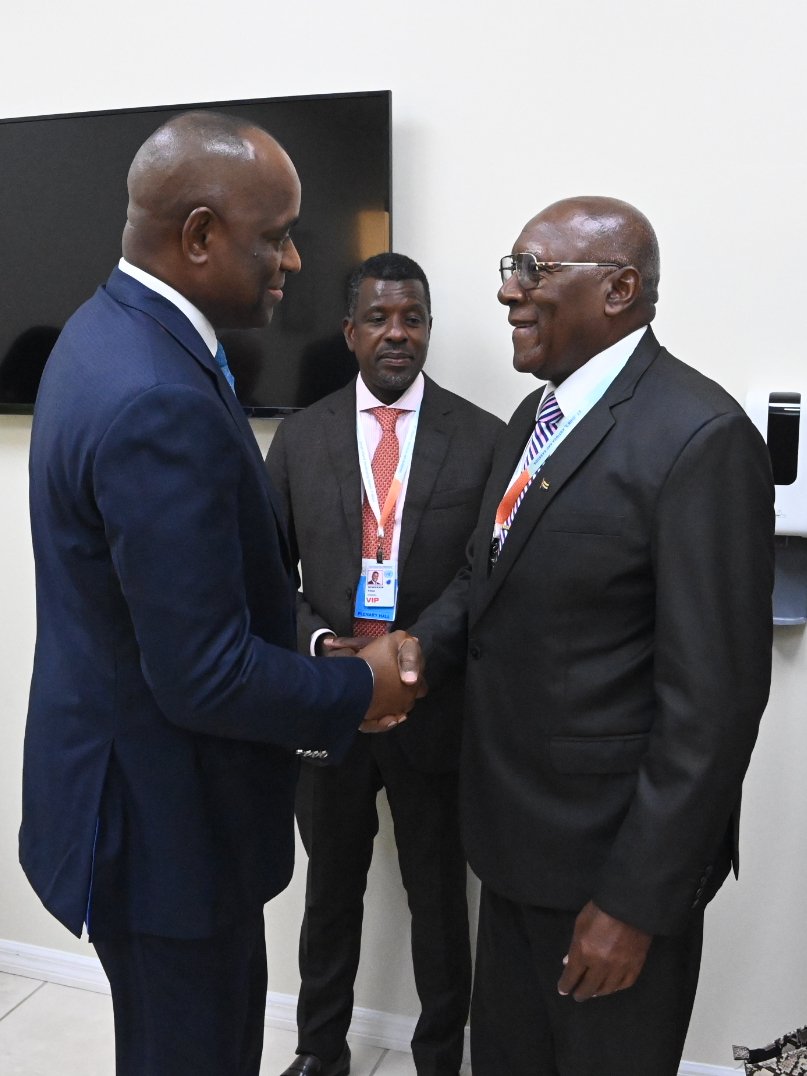 La solidaridad y hermandad entre #Cuba y Dominica fueron ratificadas en el encuentro de este lunes entre <a href="/SalvadorValdesM/">SalvadorVM</a> y el primer ministro de esa nación, Roosevelt Skerrit, en el contexto de IV Conferencia Internacional sobre los Pequeños Estados Insulares en Desarrollo.