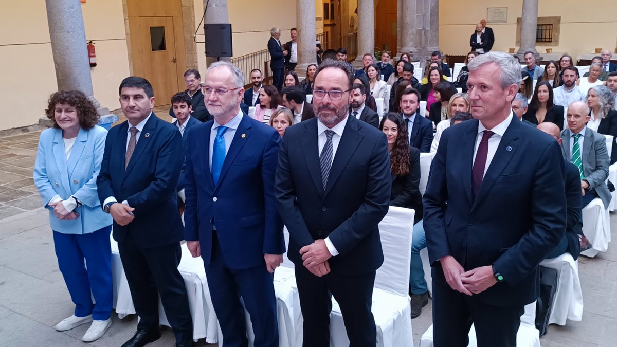 DelegGobGAL's tweet photo. 🏅 @blancolobeiras participou na entrega do XI Premio de Excelencia Empresarial do @financieroSant a Limpiezas Salgado

🤝 O delegado felicitou aos premiados e recoñeceu a súa traxectoria, subliñando que as empresas “teñen no Goberno ao mellor aliado”

🔗 https://t.co/EbFKUIAeEv https://t.co/3M1wnTQb0w