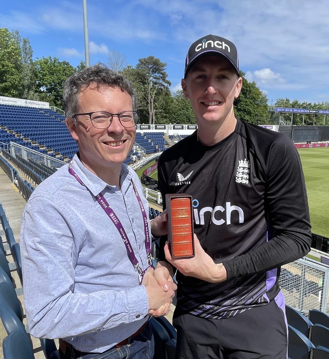 Our editor @boothcricket has had the pleasure of presenting @harry_brook_88 with a personalised leatherbound Almanack, as one of Wisden’s Five Cricketers of the Year. #wisden2024