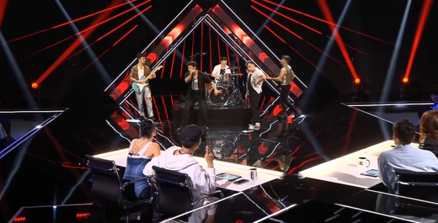 Hoy a las 22:50 se emitirá en Telecinco la gala en directo de Factor X donde actuará el grupo de nuestro alumno Jorge Areal con su grupo Awy. (telecinco.es/factorx/actuac…)  Se puede votar en directo por Awy, para ello hay que:

descargar e instalar la aplicación “Mitele – TV" y votar