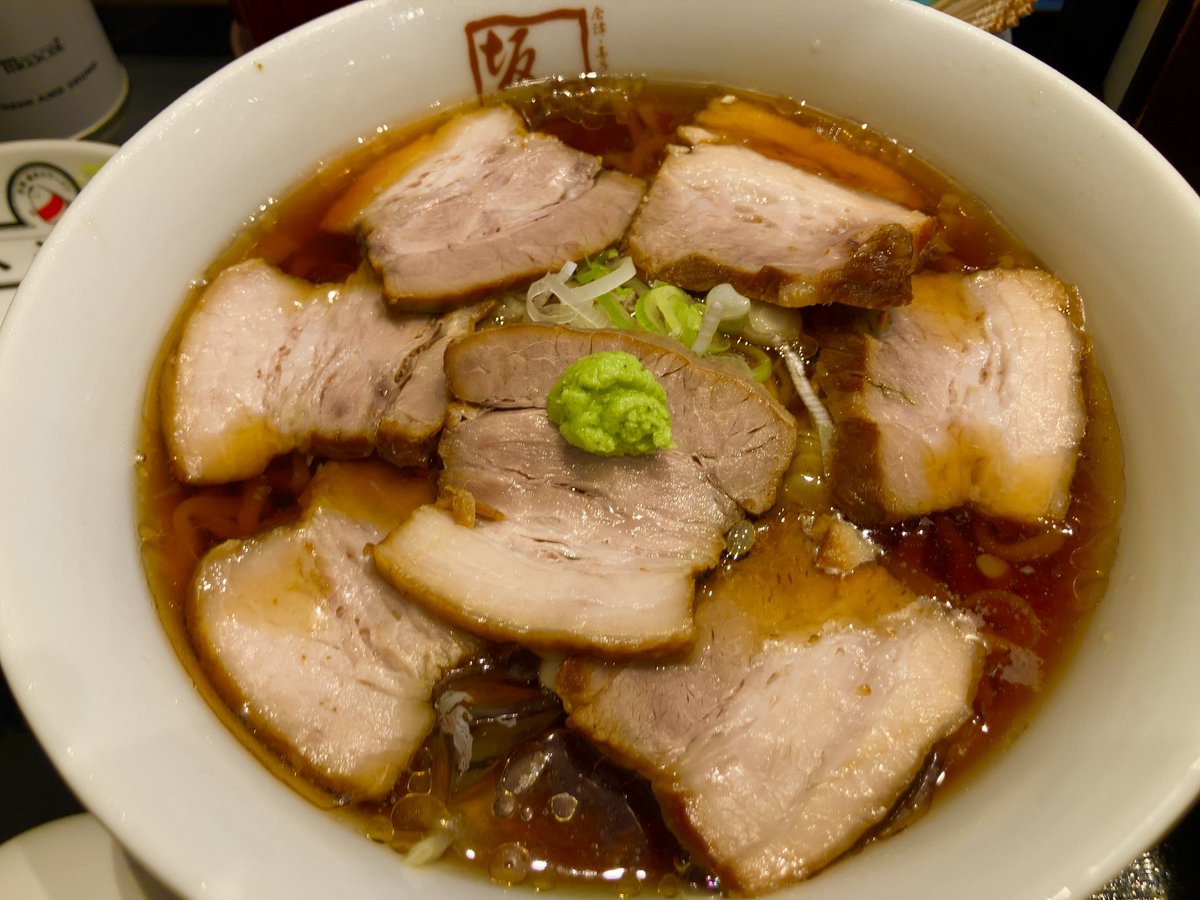 冷やしラーメン始めました

喜多方ラーメン坂内の冷やしラーメンです🤤
氷入ってます🧊

通常はチャーシュー3枚だっけな？
なので追加しました。

店に入る時に現金持ってないの気が付いて取りに戻りました💦
喜多方ラーメンさん！
早くキャッシュレス対応して欲しい🥹