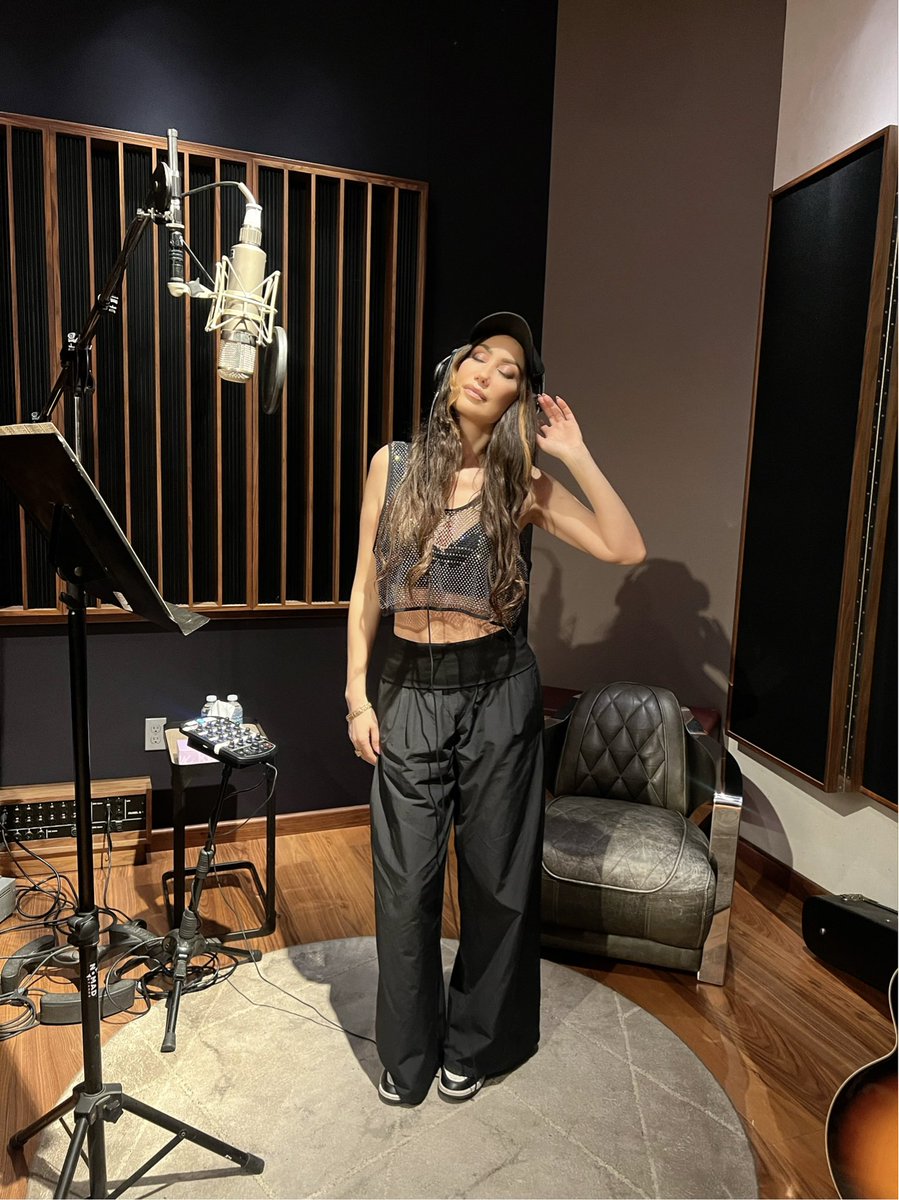 Il mio canto è nei labirinti e nell’infinito dell’anima, è nello scrigno dei miei ricordi, è sulle ali di una visione, è nella mia carne, è in tutto ciò che sono stata, e in tutto ciò che potrei essere..è dovunque, dentro di me. 

#music #recording #danielapedali