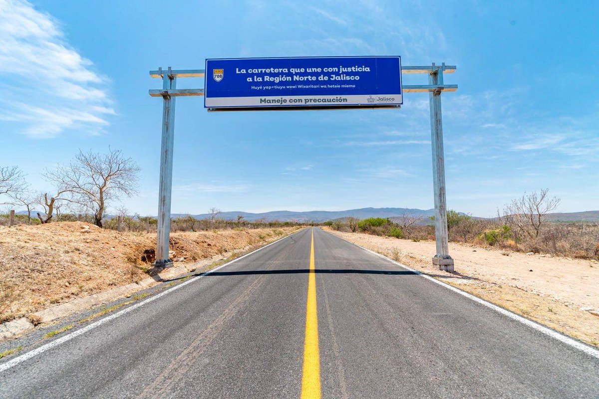 EnriqueAlfaroR's tweet photo. La carretera que conecta la zona de Colotlán con Aguascalientes fue un proyecto que duró 20 años inconcluso. En aquel entonces, la promesa de este tramo de 36 kilómetros solo alcanzó para construir 10 que, dicho sea de paso, nunca volvieron a recibir mantenimiento.

La SIOP retomó el proyecto, reconstruyó el tramo en abandono y dejó de primera toda su longitud con nueva carpeta de rodamiento de asfalto, señalética, franjas laterales de derecho de vía, obras de drenaje, pasos ganaderos y de fauna, entre otras acciones.

Antes llegar a la cabecera de Colotlán desde el Carrizal para atención médica era un trayecto de 2 horas a través de brechas, ahora tomará 30 minutos. Además, el aeropuerto de Aguascalientes quedó a menos de tres horas y esto optimizará tanto la salida como llegada de 
mercancías.

Imagínense lo que esto significa para el desarrollo económico y la calidad de vida de su gente. Así saldamos una deuda histórica y le hacemos justicia a la zona Norte de Jalisco, que estuvo en el olvido por muchos años.