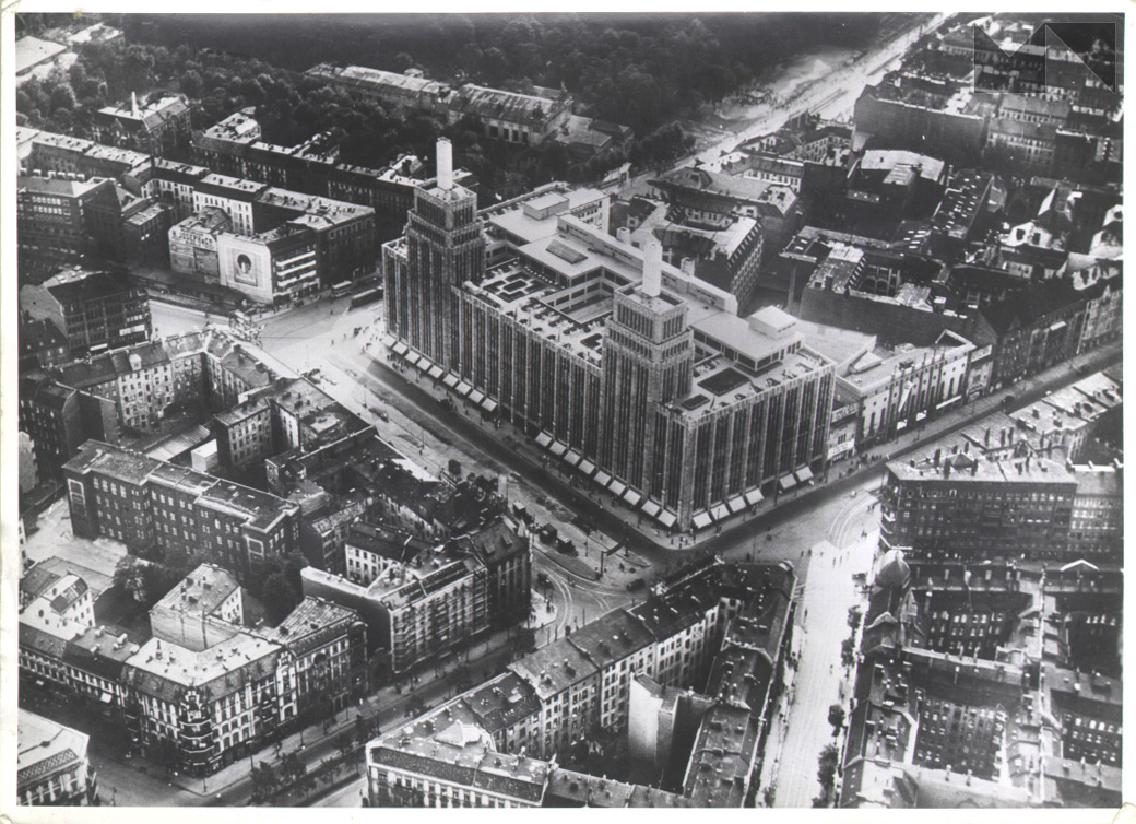 #Berlin Karstadt am Hermannplatz war vor dem Zweiten Weltkrieg das größte Warenhaus Europas.