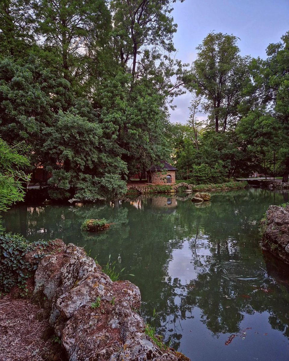 Una passeggiata ducale👑 Siete mai stati all’interno del Giardino Ducale Estense di Modena? Fu realizzato nel 1598 su richiesta del duca Cesare d’Este, e poi trasformato negli anni successivi in giardino rinascimentale Ph. ciavela74 #EmiliaRomagnaSlow #ArtCities #inEmiliaRomagna