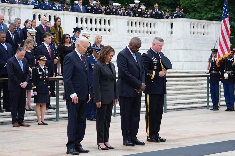 .@POTUS, @VP Harris and @SecDef participated in a wreath laying ceremony at the Tomb of the Unknown Soldier in honor of #MemorialDay at @ArlingtonNatl. 📸: Susan Walsh