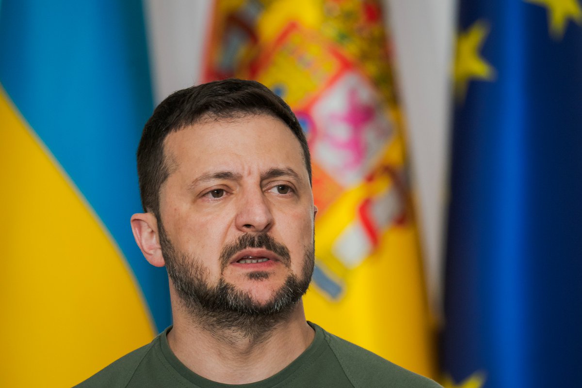 Guillermodgc's tweet photo. Photographs of the President of #Spain #PedroSanchez @psnchezcastejon , receiving the President of #Ukraine, Volodimir Zelenski @ZelenskyyU, at the Moncloa @desdelamoncloa  Palace in #Madrid, #Spain. https://t.co/WnzQIcsIQX