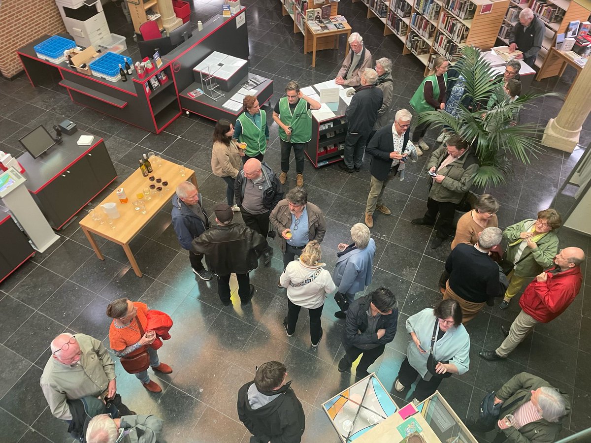 Wat als je een allesporenplan 🎨 na de bouw van de verkaveling opnieuw inkleurt op de straat om de bewoners kennis te laten maken met het verleden onder hun voeten? 
Dat was @ArcheodagenVL 2024 in #Zele #bibliotheek <a href="/oost_vlaanderen/">Provincie Oost-Vlaanderen</a> #archeologie #kidsproof #ioedScheldeDurme 💚💚