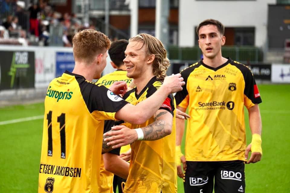 Fy flate, kællær 🥵🔥 Det er så jævlig deilig!

Vi vinner 1-2 på Consto Arena for andre året på rad. Hent ut billett til helga mot AaFK, og meld dere på bussen til Oslo 💛🖤