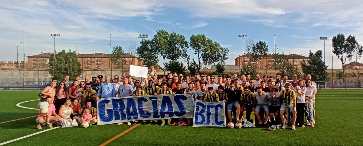 LosBancosFC's tweet photo. Los Bancos FC   5   -  2   @santa_cf

Espectacular broche final a la temporada

Tarde de goles, despedidas y mucha amistad

Familia, amigos y colaboradores, gracias a todos por esta temporada

¡Vamos Bancos! 

💛💙💛💙💛💙💛 https://t.co/nWPnIyeon9