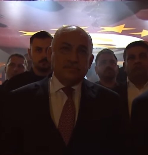 Galatasaray taraftarları Mehmet Büyükekşi'yi protesto etti.