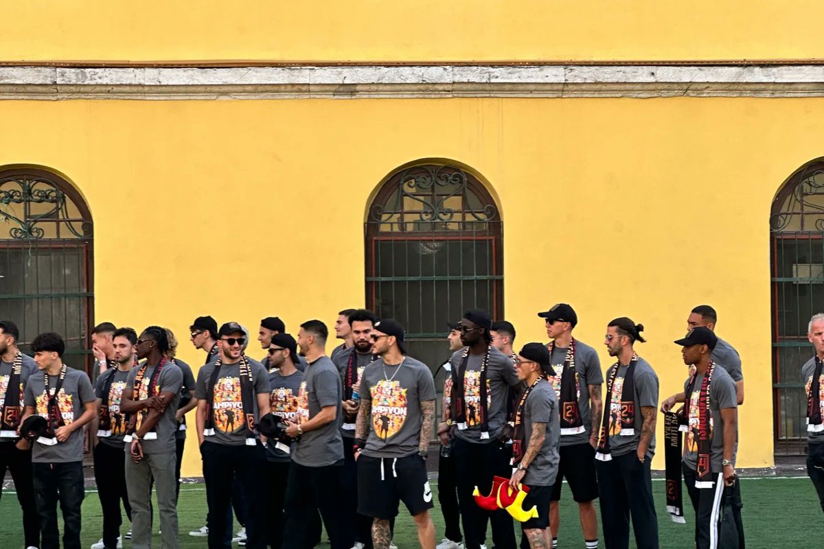 2023- 2024 sezonu Süper Lig şampiyonu Galatasaray kulübün temellerinin atıldığı Galatasaray Lisesi'nde.