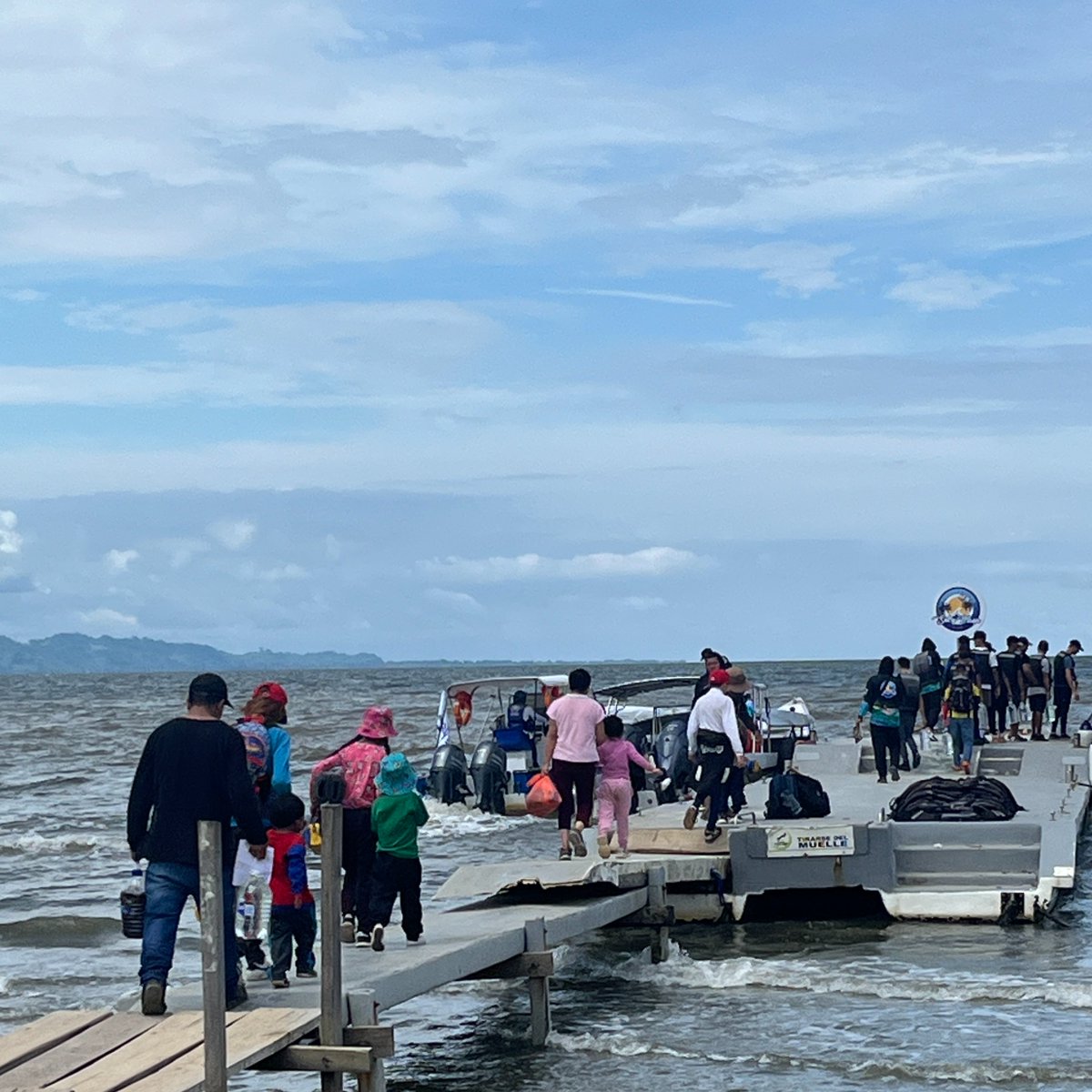 Visitamos el #GolfodeUrabá y el #Darién con nuestro socio @AcnurColombia, donde pudimos presenciar la compleja situación que atraviesan la población refugiada y migrante en una región historicamente afectada por el conflicto armado. Impactante escuchar sus testimonios. Foto:ACNUR