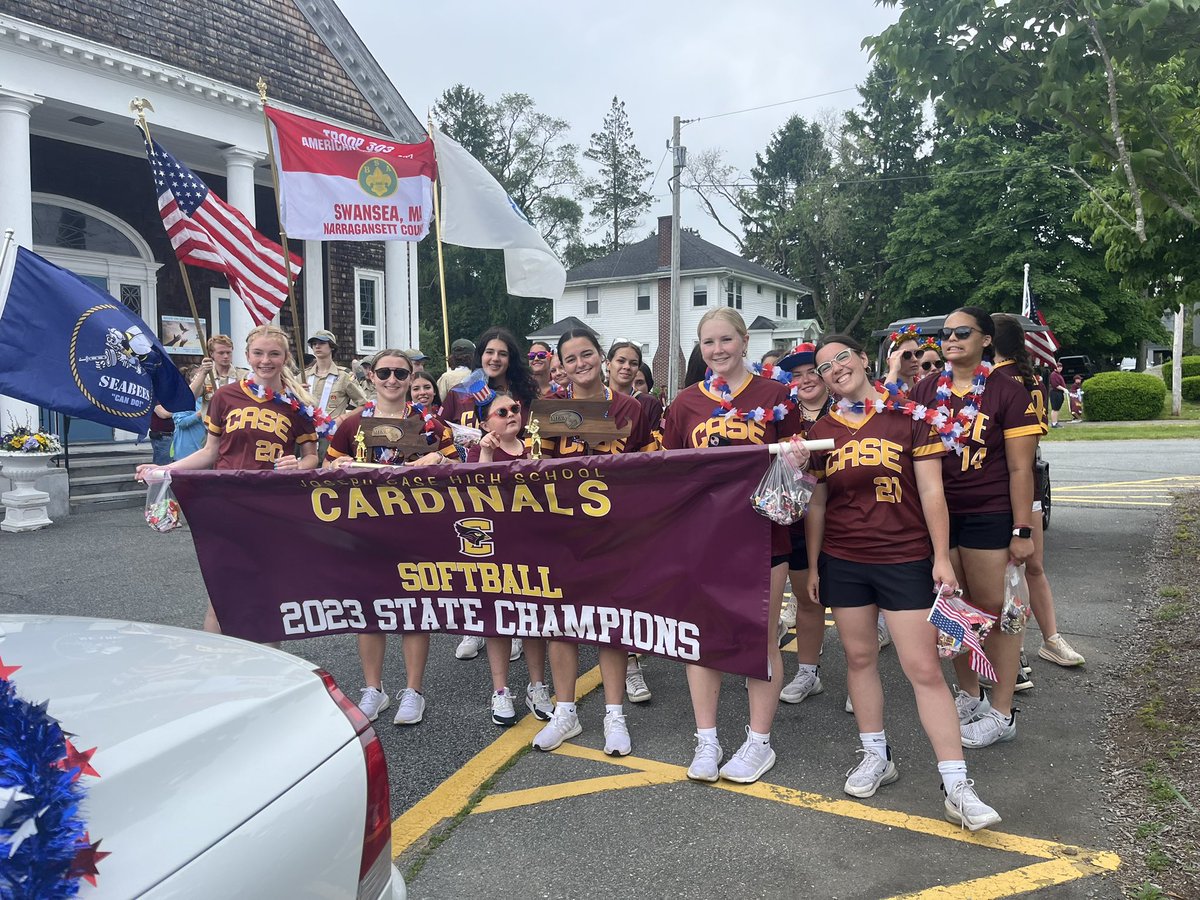 case_softball's tweet photo. Spent the afternoon marching in the Memorial Day parade! @CaseSports @Chezsports https://t.co/H3sJPixjOB