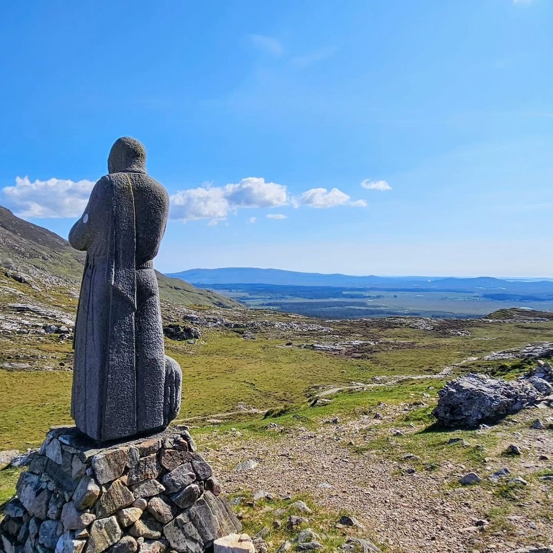 Only accessible by foot, the pilgrimage site of Máméan sure is a peaceful & serene place nestled away in a mountain pass in the Maumturks mountain range. If you know, you know! ☘️💚

📸 @HessionMarie
📍 Máméan, Connemara

#Máméan #Connemara #Galway #Ireland #VisitGalway