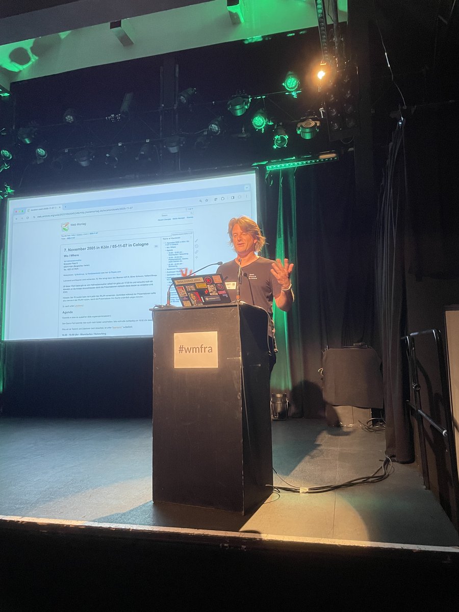 Wir sind unfassbar dankbar, gerührt und etwas stolz heute den Initiator und Erfinder des Formats #webmontag bei uns auf der #wmfra - Bühne zu haben: <a href="/TimBonnemann/">Tim Bonnemann</a> hat den Webmontag 2005 in Köln erfunden! Jetzt berichtet er über seine neueste Initiative: bit.ly/join-ossci-com…