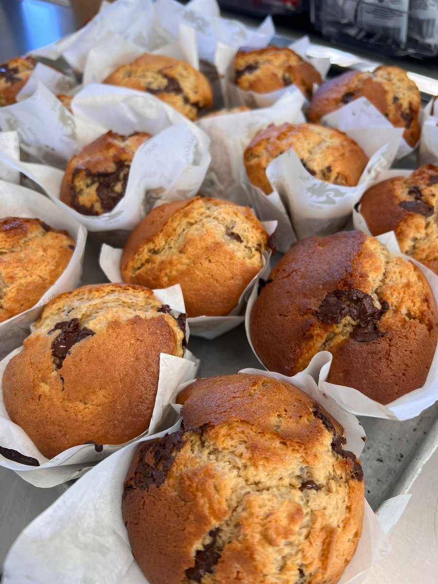 Orange, chocolate &amp; pistachio muffins anyone? 🍊🍫 Fresh out of the oven! Our kitchen smells heavenly! 🥰

#muffins #freshlybaked #smellssogood #eatdrinkexplorepdd #wouldyoulikeone