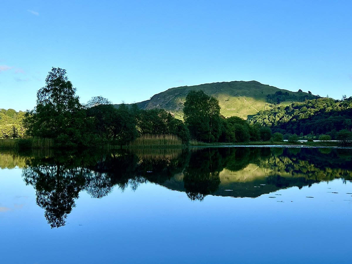 Such delicious light here again tonight! #Faeryland #Grasmere #LakeDistrict #loveukweather #MrBlueSky #Mirror #BankHolidayMonday #HalfTerm @StormHour @ThePhotoHour