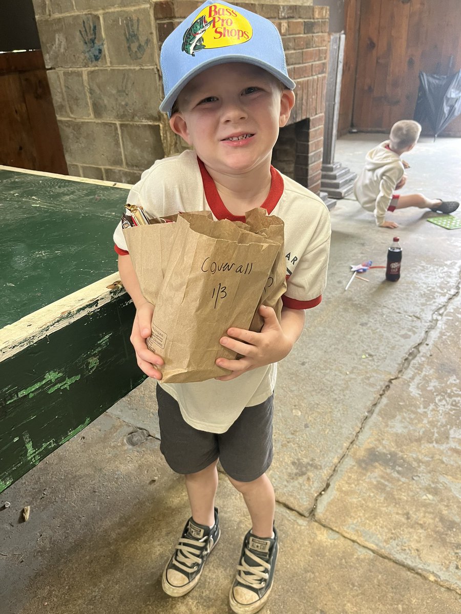 AHuggler's tweet photo. First time playing candy bingo and he was the big winner!  #31candybars #locweeklyphoto @LoneOakCG https://t.co/uHOYigdWi9