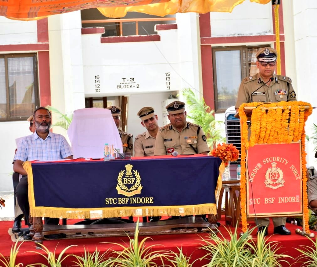 BSF_STC_Indore's tweet photo. 128 Nos Government Quarters E- Inaugurated

Sh Nitin Agrawal, DG BSF graced the occasion as Chief Guest &amp; E- Inaugurated Type II, III, IV &amp; V Govt residential quarters at STC Indore campus in which senior officers from FHQ, field formations &amp; CPWD participated.

#BSF
#JaiHind https://t.co/SQQx90JbH3