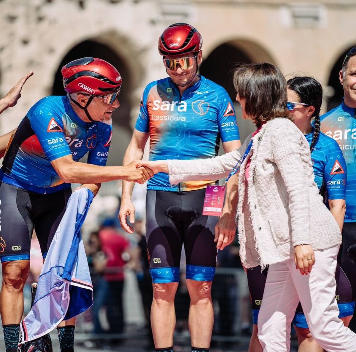 🚴‍♂️ Otro #Giro junto a la #MagliaRosa compartiendo la formidable energía de ciclistas y aficionados. Felicitaciones a @TamauPogi por la victoria, así como al colombiano @danifmartinez96 y a @GeraintThomas86 por alcanzar el 2do y 3er puesto 🏆 @giroditalia @rcssport