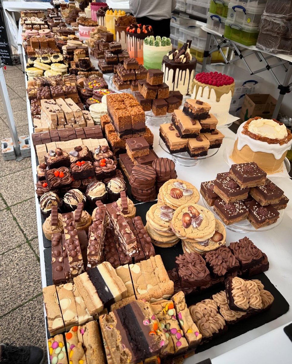 DRUMKEEBS's tweet photo. @leemeadofficial It’s a shame you aren’t local to this guy @Georges_Bakery his bakes are amazing as you can see by these photos. We only have these as a treat now and again as the calories in them are horrendous 🤦‍♀️He does do postal boxes. So maybe take a look. My favourites are the Wagon Wheels. https://t.co/JaCpo2IoLE