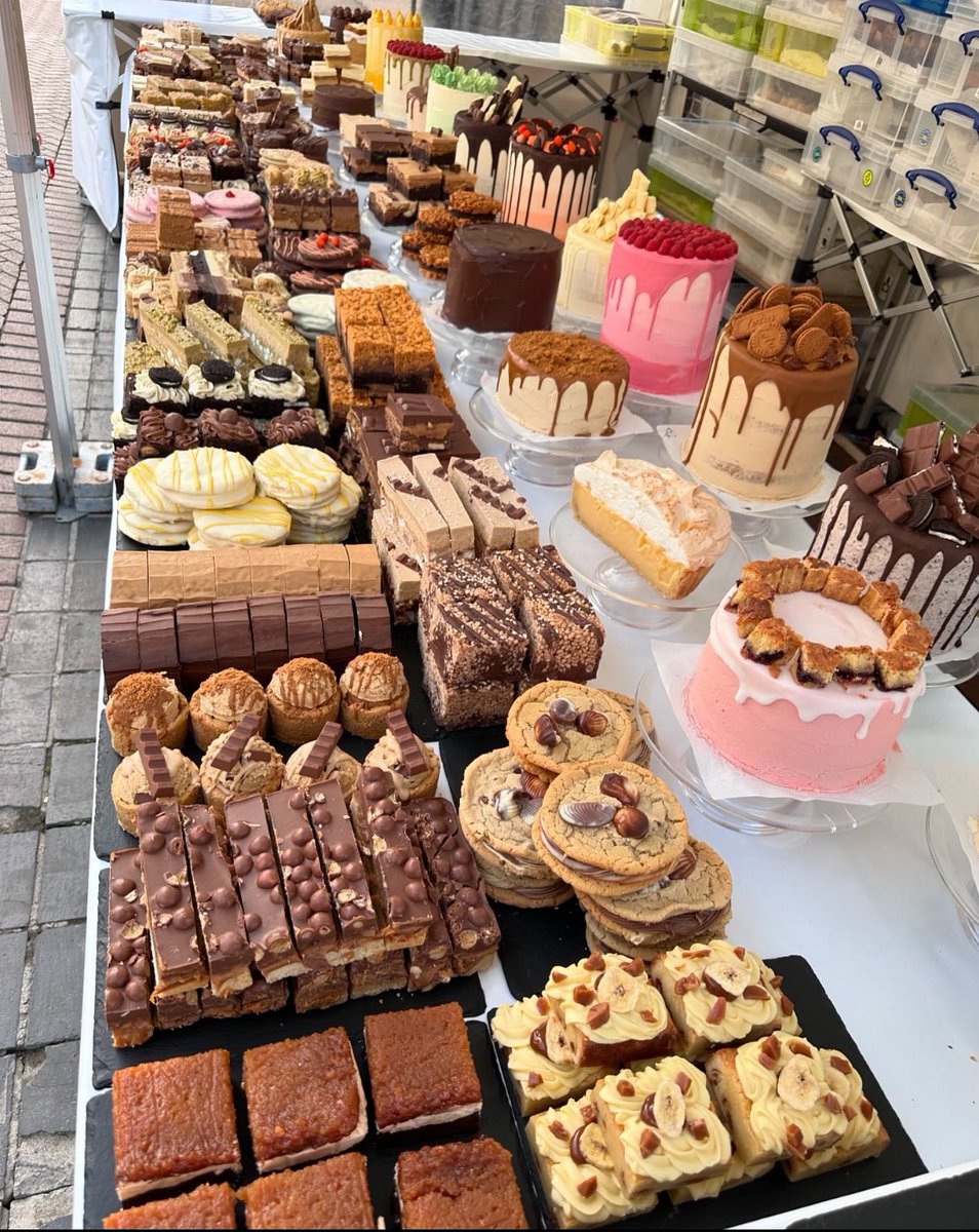 DRUMKEEBS's tweet photo. @leemeadofficial It’s a shame you aren’t local to this guy @Georges_Bakery his bakes are amazing as you can see by these photos. We only have these as a treat now and again as the calories in them are horrendous 🤦‍♀️He does do postal boxes. So maybe take a look. My favourites are the Wagon Wheels. https://t.co/JaCpo2IoLE