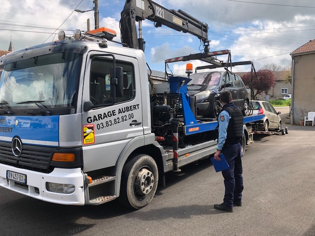 Gendarmerie_054's tweet photo. #CoupDePropre...pour le stationnement et contre les "voitures ventouses"... Les militaires de la COB de Mars La Tour ont procédé au contrôle des véhicules et à l'enlèvement pour stationnement abusif sur la voie publique de 2 voitures à BRUVILLE ✅ https://t.co/EL6mxfoHuq