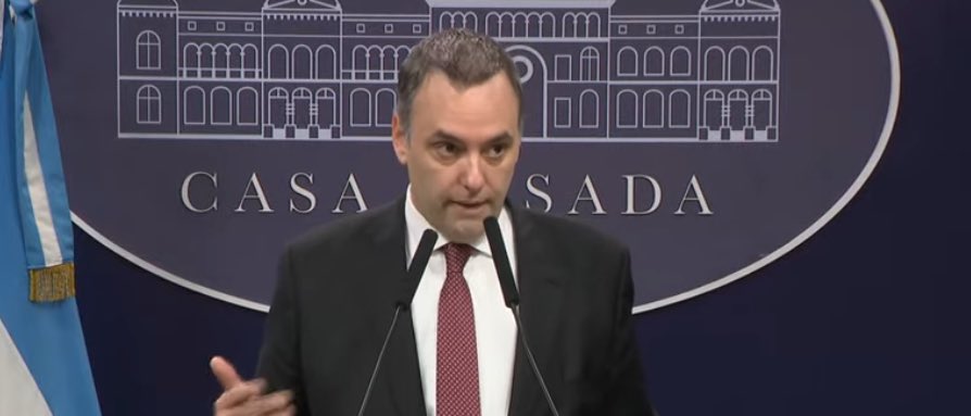 Pampa139's tweet photo. NO LO PUEDO CREER.

Adorni: “Vamos a apelar la decisión de Casanello porque consideramos que no es una cuestión judicial sino una política pública. Los alimentos son reservados en forma preventiva para emergencias o catástrofes. Les molesta que hayamos terminado con intermediarios”.

Literalmente no quieren darle la comida a la gente, quieren que se sigan cagando de hambre. No es un gobierno de mierda, es un gobierno de HIJOS DE PUTA.