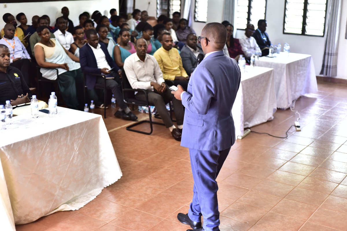 RwinkwavuO's tweet photo. None mu Bitaro bya @RwinkwavuO kubufatanye na @PIH_Rwanda hizihijwe umunsi mpuzamahanga w' abaforomo/kazi. Bashimiwe ubwitange bakorana umwuga wabo basabwa gukomeza kurushaho kuwunoza.@KayonzaDistrict @RwandaHealth https://t.co/supsVdkjZG