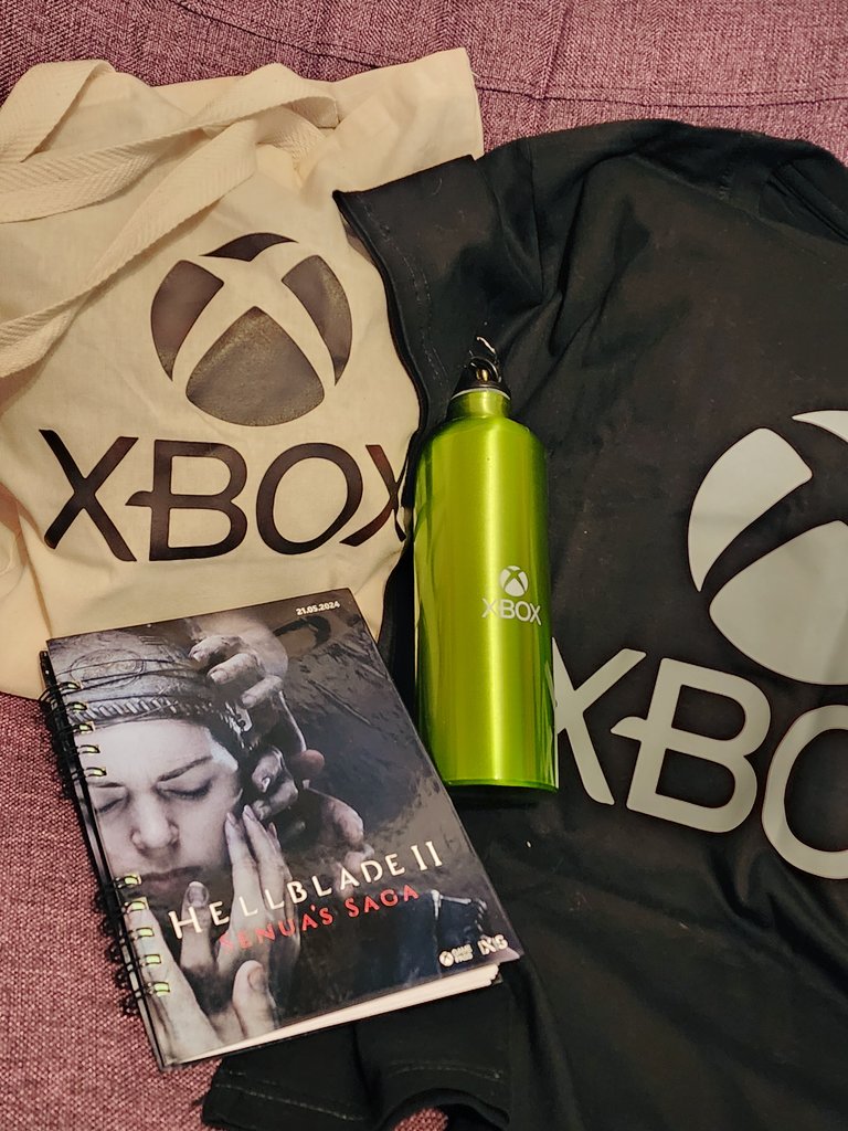 BiondaCosplay's tweet photo. Amando mis regalitos de @XboxArg 🥹💚 no se pierdan Hellblade 2 en Game Pass! #XboxSquad https://t.co/3eo0kNgts1