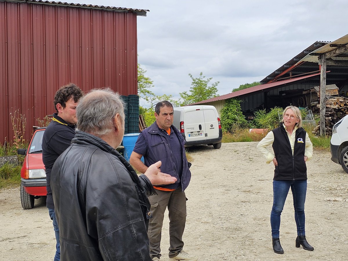 Notre presidente de terrain, en plein échange avec des producteurs du #Tarn-et-Garonne.  Constat et dialogue sur les difficultés des éleveurs caprins, avicoles.
La @coordinationrur ale defend la ferme 82 !