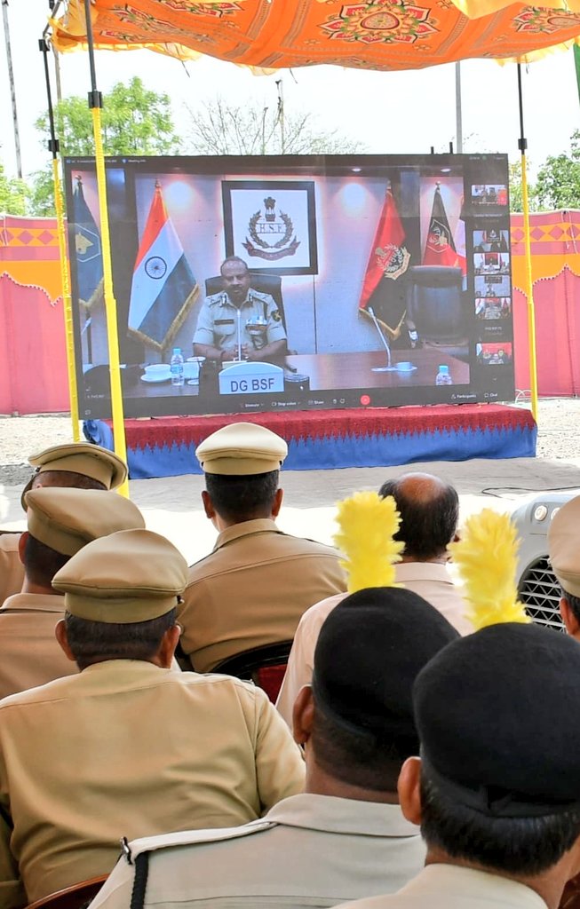 BSF_STC_Indore's tweet photo. 128 Nos Government Quarters E- Inaugurated

Sh Nitin Agrawal, DG BSF graced the occasion as Chief Guest &amp; E- Inaugurated Type II, III, IV &amp; V Govt residential quarters at STC Indore campus in which senior officers from FHQ, field formations &amp; CPWD participated.

#BSF
#JaiHind https://t.co/SQQx90JbH3